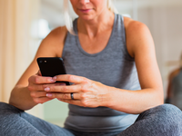 Source: Freepik; Copyright: Freepik; URL: https://www.freepik.com/free-photo/close-up-woman-sportswear-checking-phone_5481758.htm; License: Licensed by JMIR.