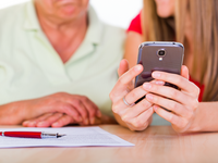 Source: Shutterstock; Copyright: Bencemor; URL: https://www.shutterstock.com/image-photo/young-girl-show-how-use-smartphone-232529614; License: Licensed by the authors.