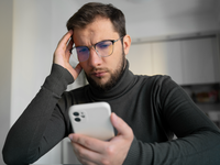 Source: Freepik; Copyright: freepik; URL: https://www.freepik.com/free-photo/medium-shot-man-holding-smartphone_27831069.htm; License: Licensed by JMIR.