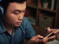 Source: Freepik; Copyright: pressfoto; URL: https://www.freepik.com/free-photo/man-playing-game-smartphone_6801194.htm; License: Licensed by JMIR.