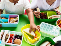 Source: Freepik; Copyright: rawpixel.com; URL: https://www.freepik.com/free-photo/kids-eating-lunch-elementary-school_18416160.htm; License: Licensed by JMIR.