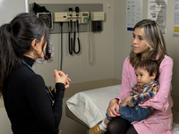 A doctor discusses vaccination in pregnancy with a pregnant individual using the DECIDE communication approach. Source: Image created by the authors; Copyright: The Authors; URL: https://www.jmir.org/2025/1/e77446/; License: Creative Commons Attribution (CC-BY).