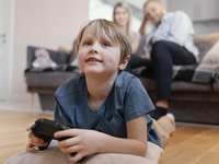 Source: Magnific; Copyright: freepik; URL: https://www.magnific.com/free-photo/full-shot-smiley-parents-kid-home_13436827.htm; License: Licensed by JMIR.