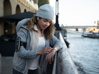 Source: Freepik; Copyright: Freepik; URL: https://www.freepik.com/free-photo/medium-shot-smiley-woman-checking-watch_21744970.htm; License: Licensed by JMIR.